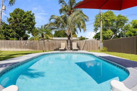 House in Dania Beach, Florida 3 bedrooms, 77.2 sq.m. № 1871276 - photo 2