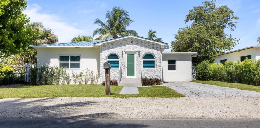 House in Dania Beach, Florida 3 bedrooms, 77.2 sq.m. № 1871276