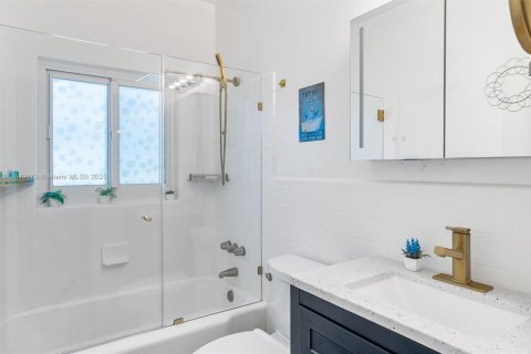 House in Dania Beach, Florida 3 bedrooms, 77.2 sq.m. № 1871276 - photo 21