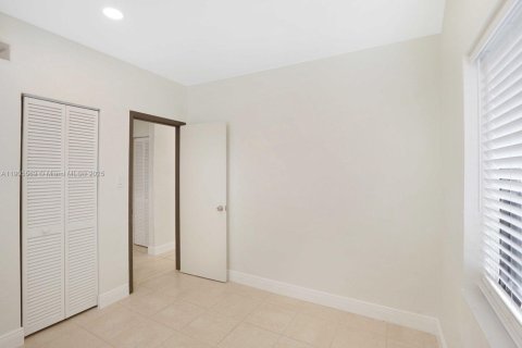 Снять в аренду квартиру в Халландейл-Бич, Флорида 2 спальни, № 1956221 - фото 13