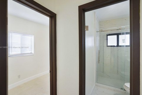 Снять в аренду квартиру в Халландейл-Бич, Флорида 2 спальни, № 1956221 - фото 12