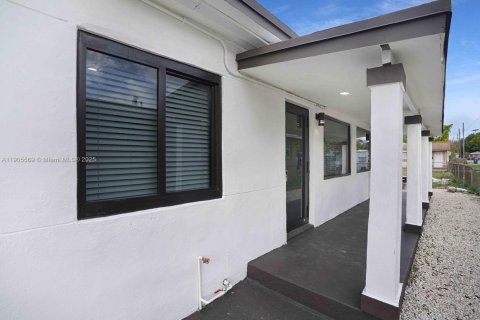 Снять в аренду квартиру в Халландейл-Бич, Флорида 2 спальни, № 1956221 - фото 1