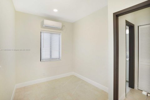 Снять в аренду квартиру в Халландейл-Бич, Флорида 2 спальни, № 1956221 - фото 11