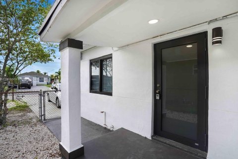 Снять в аренду квартиру в Халландейл-Бич, Флорида 2 спальни, № 1956221 - фото 2