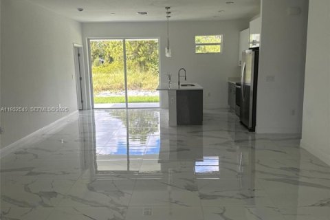 Купить виллу или дом в Лихай-Эйкерс, Флорида 3 спальни, № 1990966 - фото 5