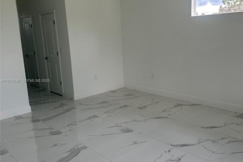 Купить виллу или дом в Лихай-Эйкерс, Флорида 3 спальни, № 1990966 - фото 15