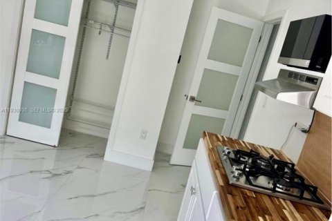 House in Miami, Florida 4 bedrooms, 159.42 sq.m. № 1992871 - photo 27