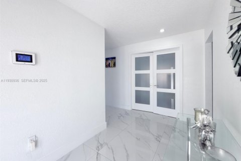 House in Miami, Florida 4 bedrooms, 159.42 sq.m. № 1992871 - photo 1