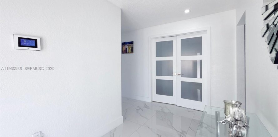 House in Miami, Florida 4 bedrooms, 159.42 sq.m. № 1992871