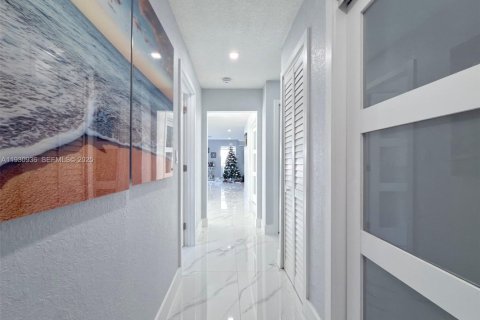 House in Miami, Florida 4 bedrooms, 159.42 sq.m. № 1992871 - photo 11