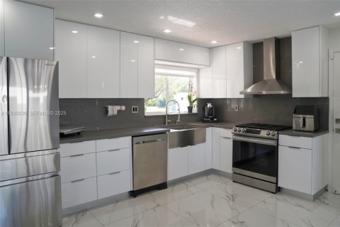 House in Miami, Florida 4 bedrooms, 159.42 sq.m. № 1992871 - photo 4