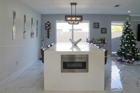 House in Miami, Florida 4 bedrooms, 159.42 sq.m. № 1992871 - photo 5