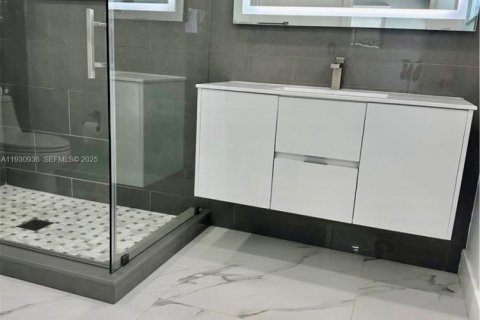 House in Miami, Florida 4 bedrooms, 159.42 sq.m. № 1992871 - photo 20