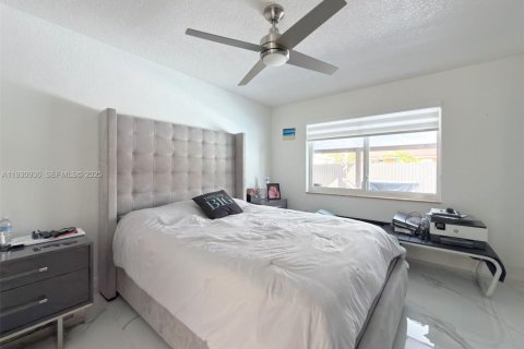 House in Miami, Florida 4 bedrooms, 159.42 sq.m. № 1992871 - photo 16