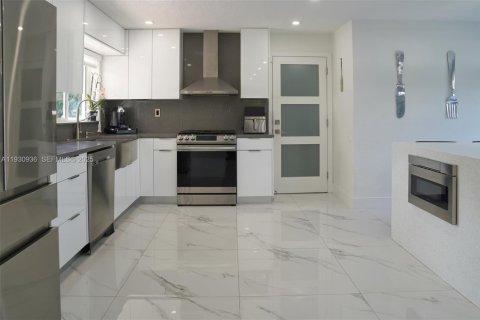 House in Miami, Florida 4 bedrooms, 159.42 sq.m. № 1992871 - photo 3