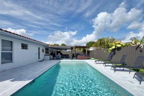 House in Miami, Florida 4 bedrooms, 159.42 sq.m. № 1992871 - photo 30