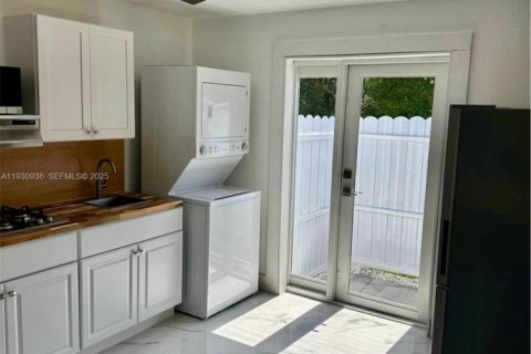 House in Miami, Florida 4 bedrooms, 159.42 sq.m. № 1992871 - photo 22