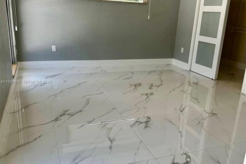 House in Miami, Florida 4 bedrooms, 159.42 sq.m. № 1992871 - photo 26