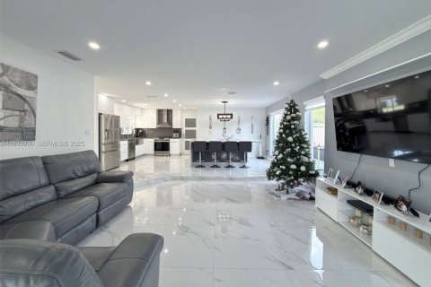 House in Miami, Florida 4 bedrooms, 159.42 sq.m. № 1992871 - photo 9