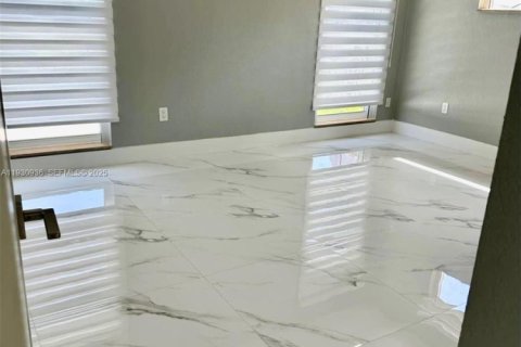 House in Miami, Florida 4 bedrooms, 159.42 sq.m. № 1992871 - photo 25