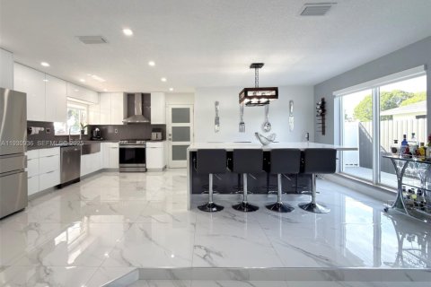 House in Miami, Florida 4 bedrooms, 159.42 sq.m. № 1992871 - photo 6