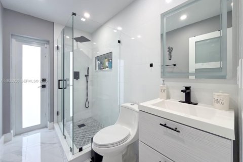 House in Miami, Florida 4 bedrooms, 159.42 sq.m. № 1992871 - photo 12