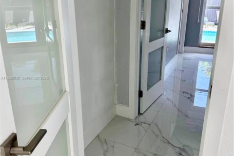 House in Miami, Florida 4 bedrooms, 159.42 sq.m. № 1992871 - photo 21