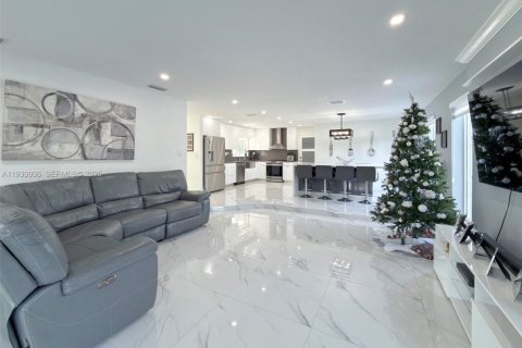 House in Miami, Florida 4 bedrooms, 159.42 sq.m. № 1992871 - photo 10