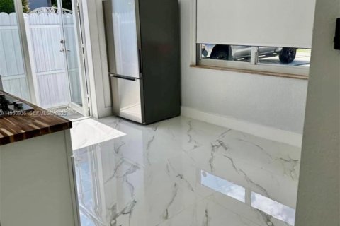 House in Miami, Florida 4 bedrooms, 159.42 sq.m. № 1992871 - photo 24