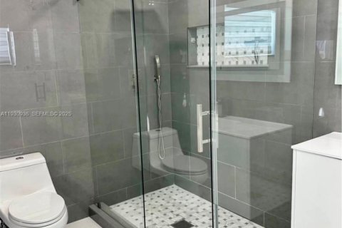 House in Miami, Florida 4 bedrooms, 159.42 sq.m. № 1992871 - photo 18