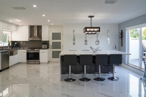 House in Miami, Florida 4 bedrooms, 159.42 sq.m. № 1992871 - photo 7