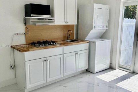 House in Miami, Florida 4 bedrooms, 159.42 sq.m. № 1992871 - photo 23