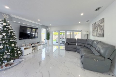 House in Miami, Florida 4 bedrooms, 159.42 sq.m. № 1992871 - photo 2