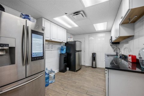 Immobilier commercial à vendre à Saint Petersburg, Floride: 538.46 m2 № 2389311 - photo 15