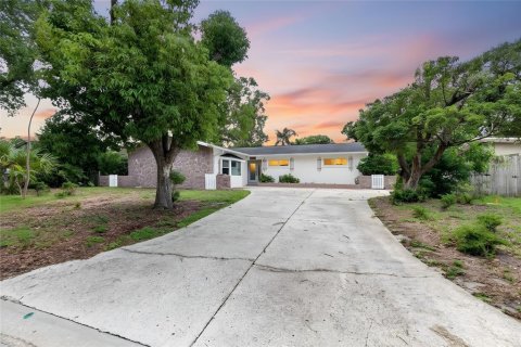 House in Largo, Florida 3 bedrooms, 164.62 sq.m. № 2102573