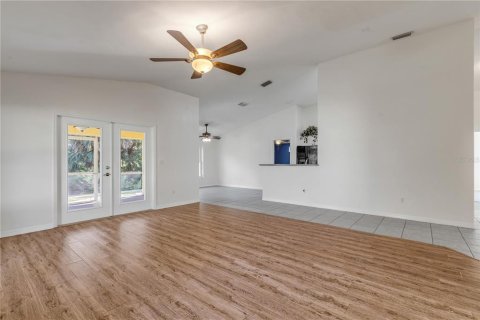 House in New Smyrna Beach, Florida 4 bedrooms, 187.94 sq.m. № 1615970 - photo 8