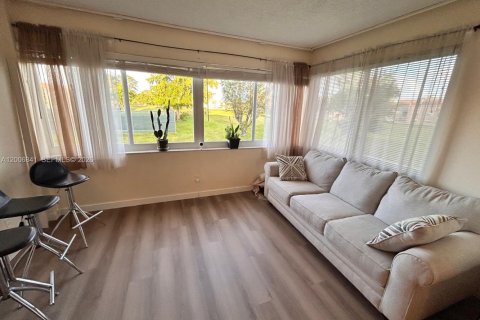 Condo in Sunrise, Florida, 1 bedroom  № 2170764 - photo 2