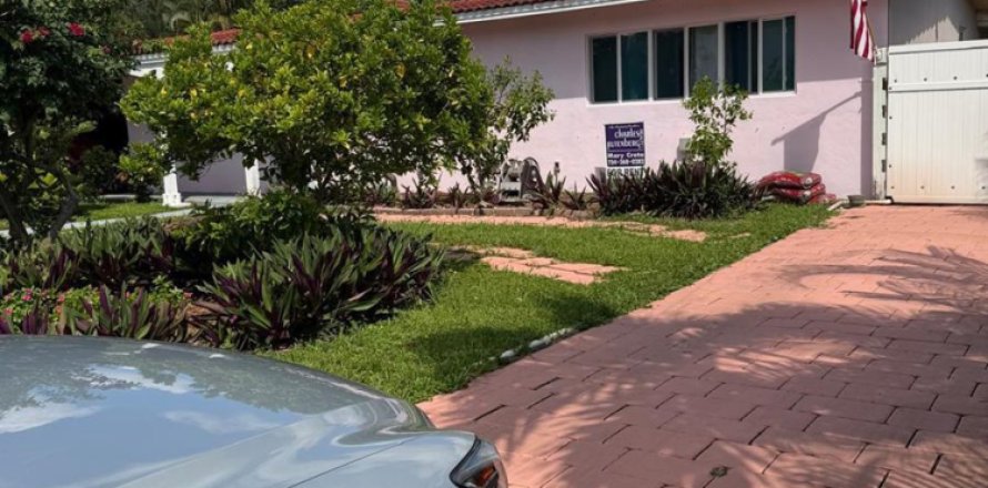 Villa ou maison à Pompano Beach, Floride 3 chambres, 168.15 m2 № 2398081