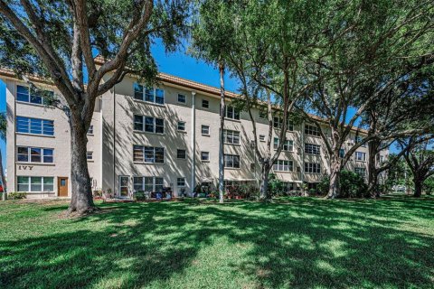 Condo in Saint Petersburg, Florida, 2 bedrooms № 2151556 - photo 25