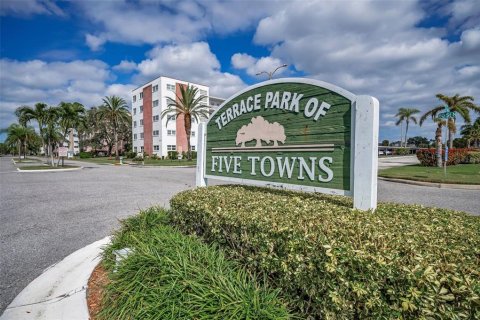 Condo in Saint Petersburg, Florida, 2 bedrooms № 2151556 - photo 26