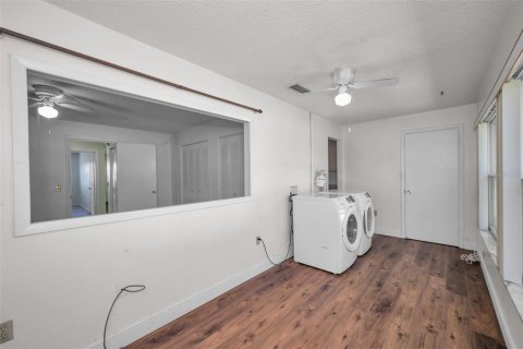 Condo in Saint Petersburg, Florida, 2 bedrooms  № 2151556 - photo 17