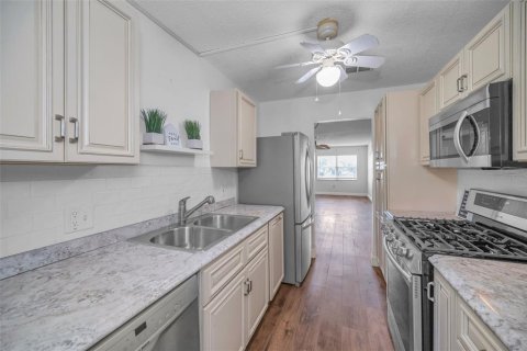 Condo in Saint Petersburg, Florida, 2 bedrooms  № 2151556 - photo 8
