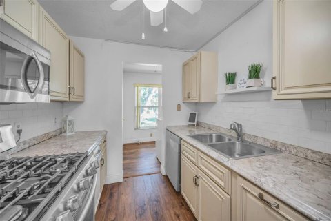 Condo in Saint Petersburg, Florida, 2 bedrooms № 2151556 - photo 12