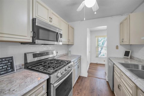 Condo in Saint Petersburg, Florida, 2 bedrooms № 2151556 - photo 11