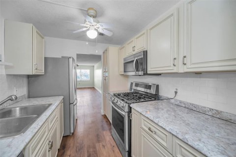 Condo in Saint Petersburg, Florida, 2 bedrooms № 2151556 - photo 9