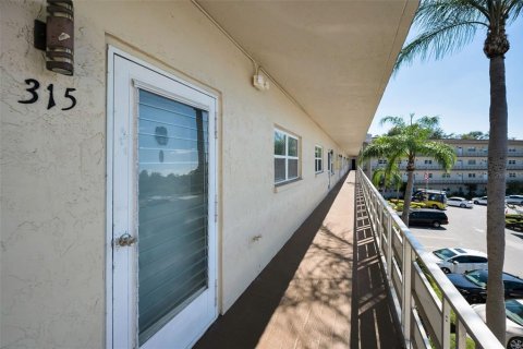 Condo in Saint Petersburg, Florida, 2 bedrooms № 2151556 - photo 3