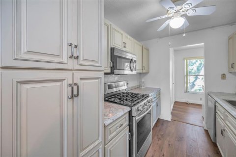 Condo in Saint Petersburg, Florida, 2 bedrooms № 2151556 - photo 10