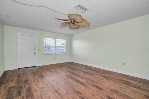Condo in Saint Petersburg, Florida, 2 bedrooms  № 2151556 - photo 4