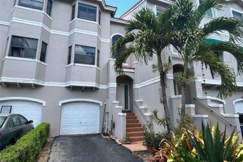 Townhouse in Sunrise, Florida 4 bedrooms, 168.34 sq.m. № 1785825 - photo 1