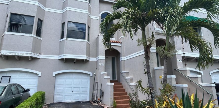 Townhouse in Sunrise, Florida 4 bedrooms, 168.34 sq.m. № 1785825